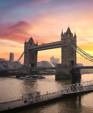 Londra, İngiltere 'de Thames Nehri' ni geçen Tower Bridge üzerinde gün batımı.