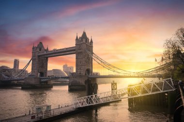 Londra, İngiltere 'de Thames Nehri' ni geçen Tower Bridge üzerinde gün batımı.