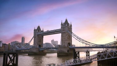 Londra, İngiltere 'de Thames Nehri' ni geçen Tower Bridge üzerinde gün batımı.