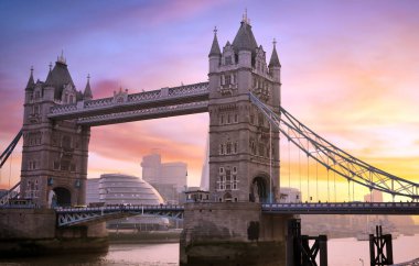 Londra, İngiltere 'de Thames Nehri' ni geçen Tower Bridge üzerinde gün batımı.