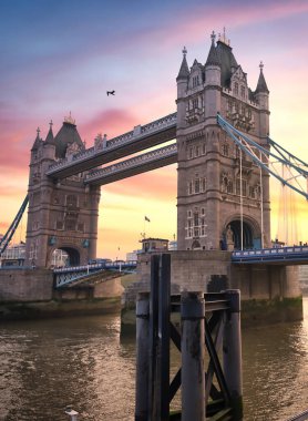 Londra, İngiltere 'de Thames Nehri' ni geçen Tower Bridge üzerinde gün batımı.