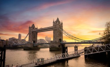 Londra, İngiltere 'de Thames Nehri' ni geçen Tower Bridge üzerinde gün batımı.