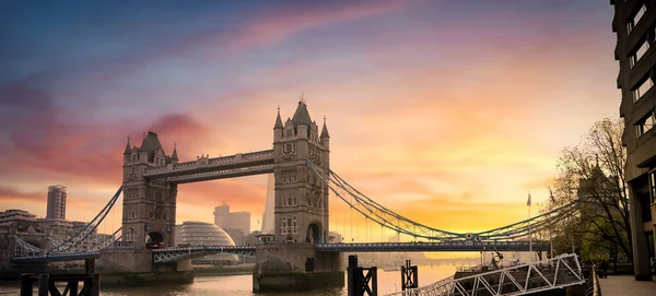 Puesta Sol Sobre Tower Bridge Cruzando Río Támesis Londres Reino —  Fotos de Stock