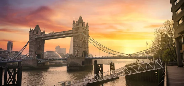 Puesta Sol Sobre Tower Bridge Cruzando Río Támesis Londres Reino —  Fotos de Stock