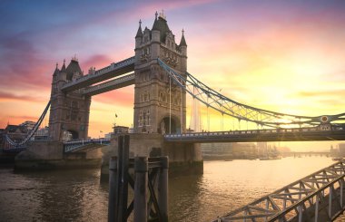 Londra, İngiltere 'de Thames Nehri' ni geçen Tower Bridge üzerinde gün batımı.