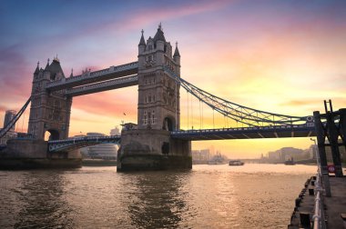 Londra, İngiltere 'de Thames Nehri' ni geçen Tower Bridge üzerinde gün batımı.