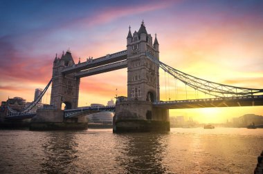 Londra, İngiltere 'de Thames Nehri' ni geçen Tower Bridge üzerinde gün batımı.