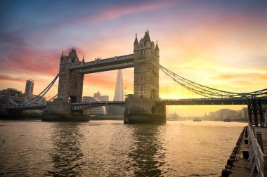 Londra, İngiltere 'de Thames Nehri' ni geçen Tower Bridge üzerinde gün batımı.