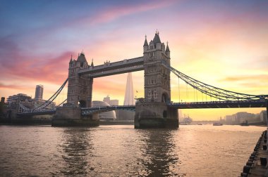 Londra, İngiltere 'de Thames Nehri' ni geçen Tower Bridge üzerinde gün batımı.