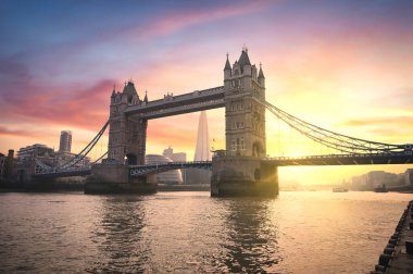 Londra, İngiltere 'de Thames Nehri' ni geçen Tower Bridge üzerinde gün batımı.