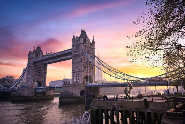 Londra, İngiltere 'de Thames Nehri' ni geçen Tower Bridge üzerinde gün batımı.