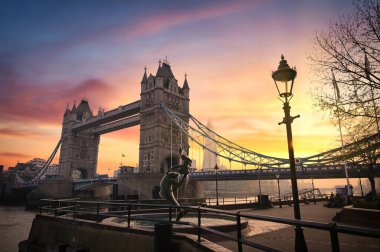 Londra, Birleşik Krallık - 17 Nisan 2019: Thames Nehri üzerindeki Tower Bridge with the Girl with Dolphin Fountain, created by David Wynne.