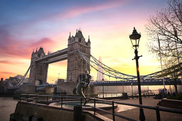 London Storbritannien April 2019 View Tower Bridge River Thames Girl — Stockfoto