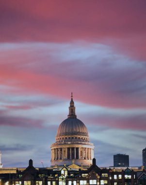 Akşam karanlığında Thames Nehri 'nden Londra' daki St. Paul Katedrali 'ne doğru bir manzara..
