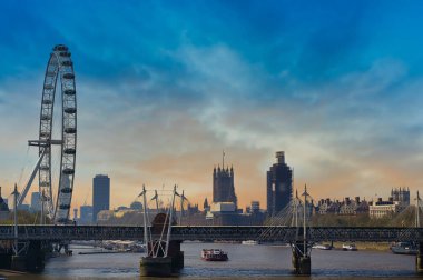 Gün batımında İngiltere, Londra 'da Thames nehri boyunca bir manzara.