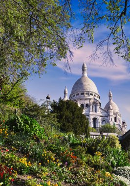 Paris 'in Kutsal Yüreği Bazilikası, Fransa' nın Montmartre bölgesindeki Sacre-Coeur Bazilikası olarak bilinir..