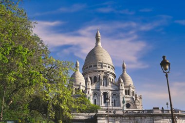 Paris 'in Kutsal Yüreği Bazilikası, Fransa' nın Montmartre bölgesindeki Sacre-Coeur Bazilikası olarak bilinir..