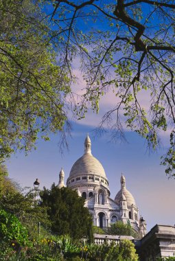 Paris 'in Kutsal Yüreği Bazilikası, Fransa' nın Montmartre bölgesindeki Sacre-Coeur Bazilikası olarak bilinir..