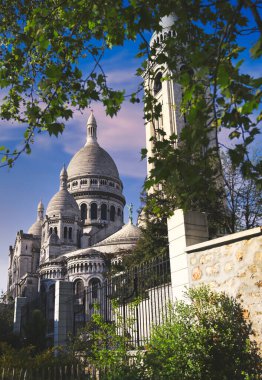 Paris 'in Kutsal Yüreği Bazilikası, Fransa' nın Montmartre bölgesindeki Sacre-Coeur Bazilikası olarak bilinir..