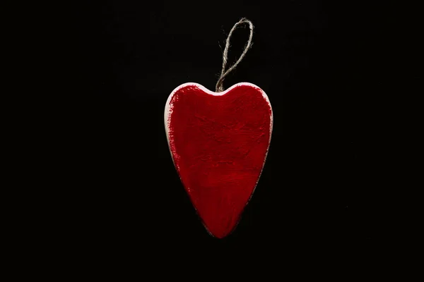 Ξύλινη καρδιά, μαύρο φόντο — Φωτογραφία Αρχείου