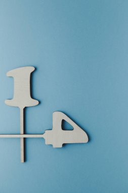 ahşap numara levhaları 14, mavi arka plan