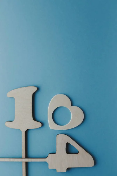 Placas de madera número 14, fondo azul — Foto de Stock