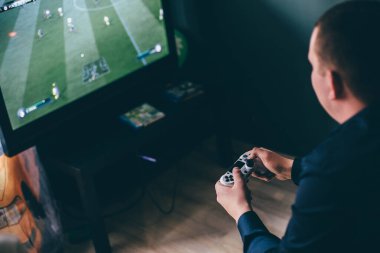 PlayStation için Sony Dualshock denetleyicisi oynayan bir el..