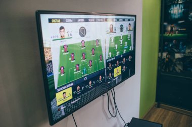 Microsoft Xbox üzerindeki FIFA Rusça sürümünde oyunun görüntüsü olan bir video oyun konsolu.
