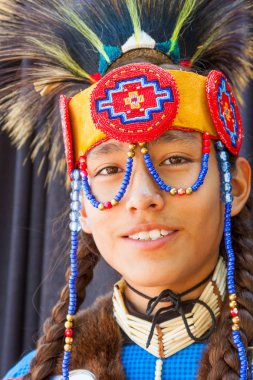 Santa Fe, New Mexico, Amerika Birleşik Devletleri - 18 Ağustos 2013: Santa Fe Hint pazarı, Genç, Amerikan yerlilerinin, geleneksel kostüm yıllık olay