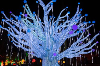 Albuquerque, New Mexico, Amerika Birleşik Devletleri - 29 Kasım 2018: Dragon Albuquerque, dua ağacı ışıkları. İpek fenerler Çin geleneksel sanat Çin yeni yılı kutladı. Zigong, Çin'den zanaatkarlar tarafından el işi