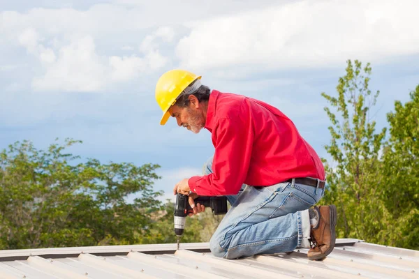 Αναδόχου Builderwith Κίτρινο Hardhat Εγκατάσταση Μεταλλικών Πάνελ Οροφής — Φωτογραφία Αρχείου