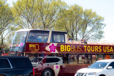 Kiraz çiçeği festivali sırasında turistlerle Washington Mall