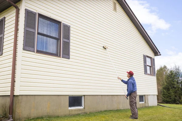 Homeowner washing house vinyl siding — Stock Photo, Image