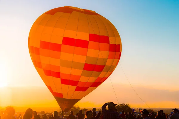 De manhã cedo Balão de ar quente inflação e ascensão — Fotografia de Stock