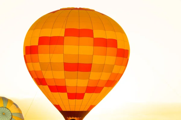 Sabahın erken saatlerinde Sıcak Hava Balonu enflasyonu ve yükselişi — Stok fotoğraf