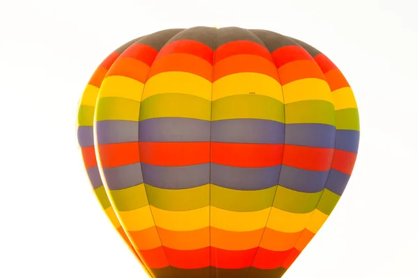 Wczesnym rankiem inflacja balonem na gorące powietrze i wniebowstąpienie — Zdjęcie stockowe