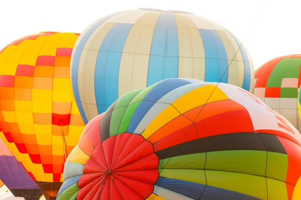 Inflation und Aufstieg im Heißluftballon am frühen Morgen — Stockfoto