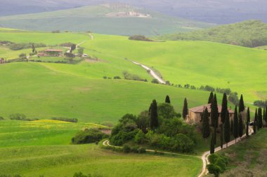 alanlar ve çayırlar Tuscany tepelerinde Sunrise