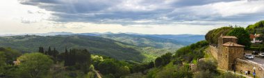 Montalcino Toskana tepe üzerinde kale ve surlar