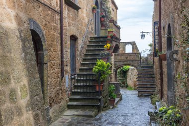 Umbria'daki İtalya Civita Bagnoregio eski şehir sokakları