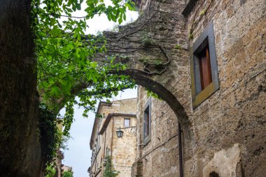 Umbria'daki İtalya Civita Bagnoregio eski şehir sokakları