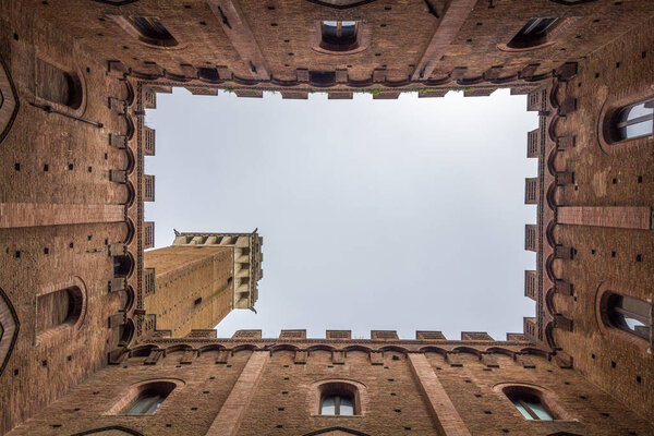 здания средневекового города Сиена в Тоскане
