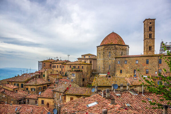 здания средневекового города Вольтерра в Тоскане
