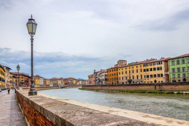 Anıtlar ve Arno Nehri Toskana bölgesindeki Pisa binalarda
