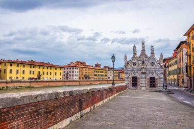 Anıtlar ve Arno Nehri Toskana bölgesindeki Pisa binalarda