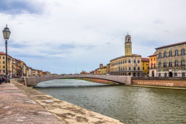 Anıtlar ve Arno Nehri Toskana bölgesindeki Pisa binalarda