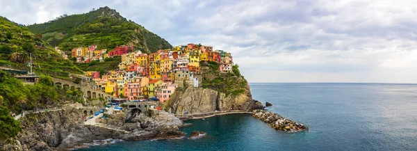 Plaj sokakları ve Cinque Terre İtalya Manarola Hill'de renkli evler
