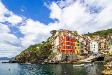 Plaj sokakları ve Cinque Terre İtalya Riomaggiore Hill'de renkli evler 