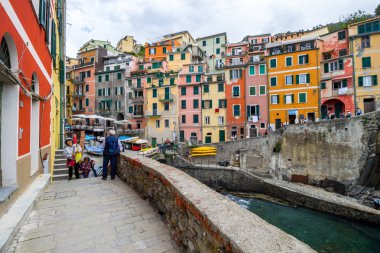 Plaj sokakları ve Cinque Terre İtalya Riomaggiore Hill'de renkli evler 
