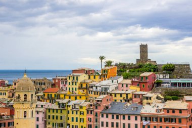 Plaj sokakları ve Cinque Terre İtalya Vernazza Hill'de renkli evler 